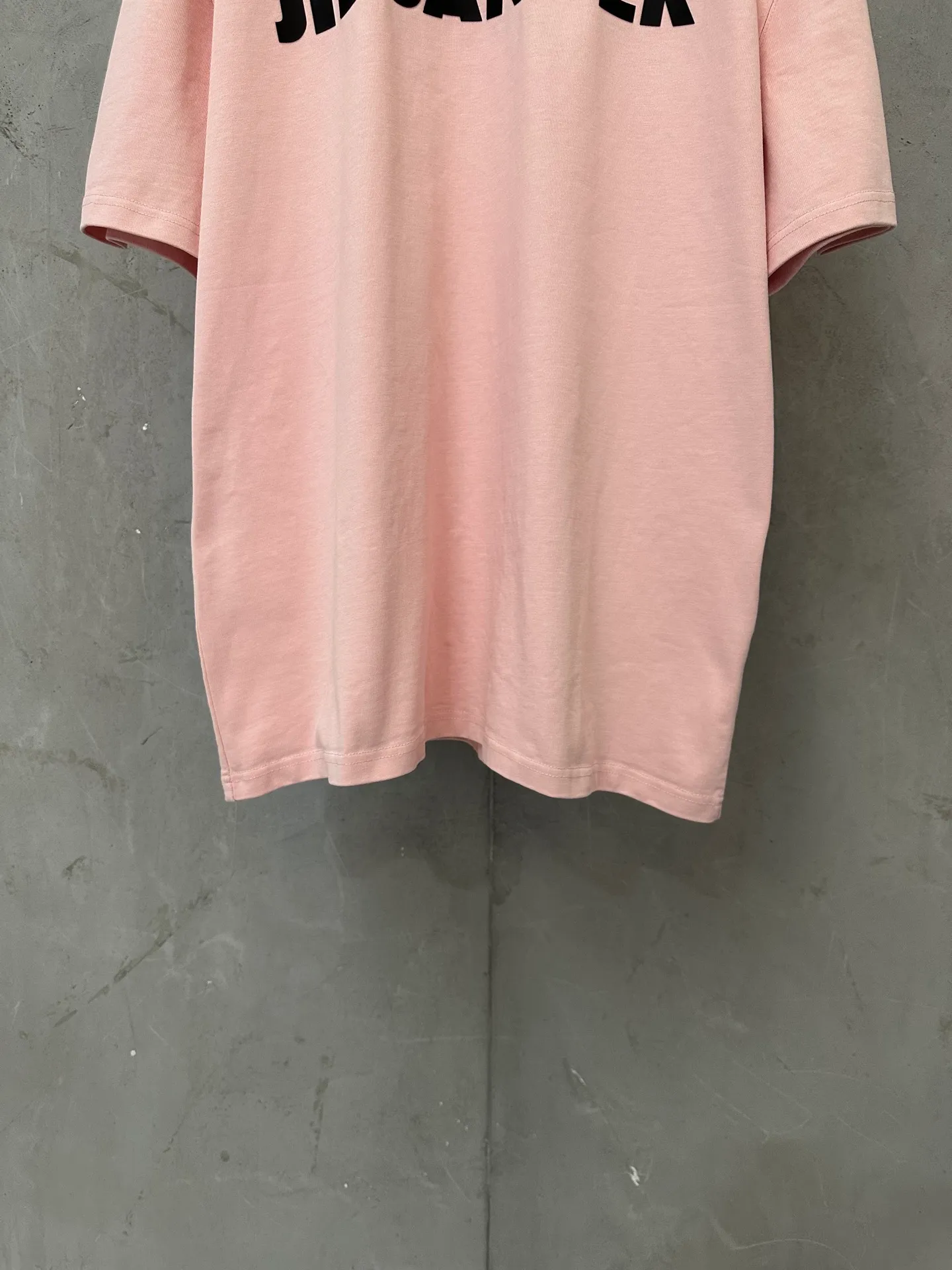 Summer New Arrival heavyweight 400g short-sleeved Jil sander 26ss Classic logo thick plate glue printed short-sleeved T-shirt Fabric: Made of high-definition super heavyweight cotton double yarn compact Xinjiang cotton, weight 400 grams, with 2*2 Salona rib 420g, clean cloth surface, clear cloth texture, tight feel, stiff, high color fastness, no change in shape, no Color Change, the pattern adopts three-dimensional thick plate glue printing process Customized hardware, threads, accessories, plate alignment, male and female, Same Style -Color: Black White, Gray, Brown, Black, Blue Pink, -Size: XS S M L XL
